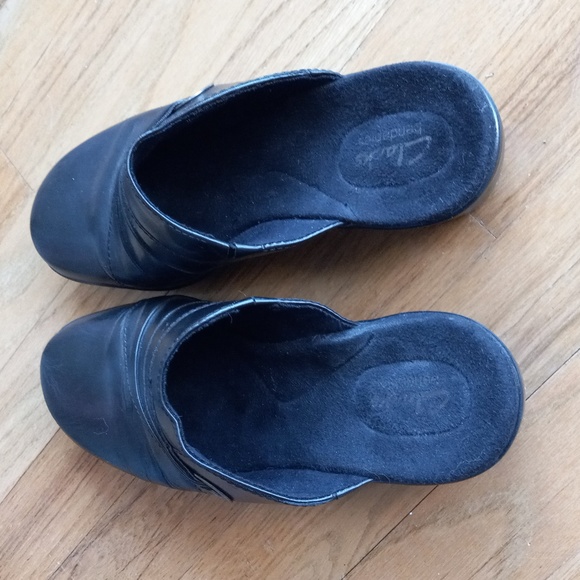 Size 8.5M Clarks Bendables Black Leather Clogs Brazil Very Good Cond. - Picture 3 of 7